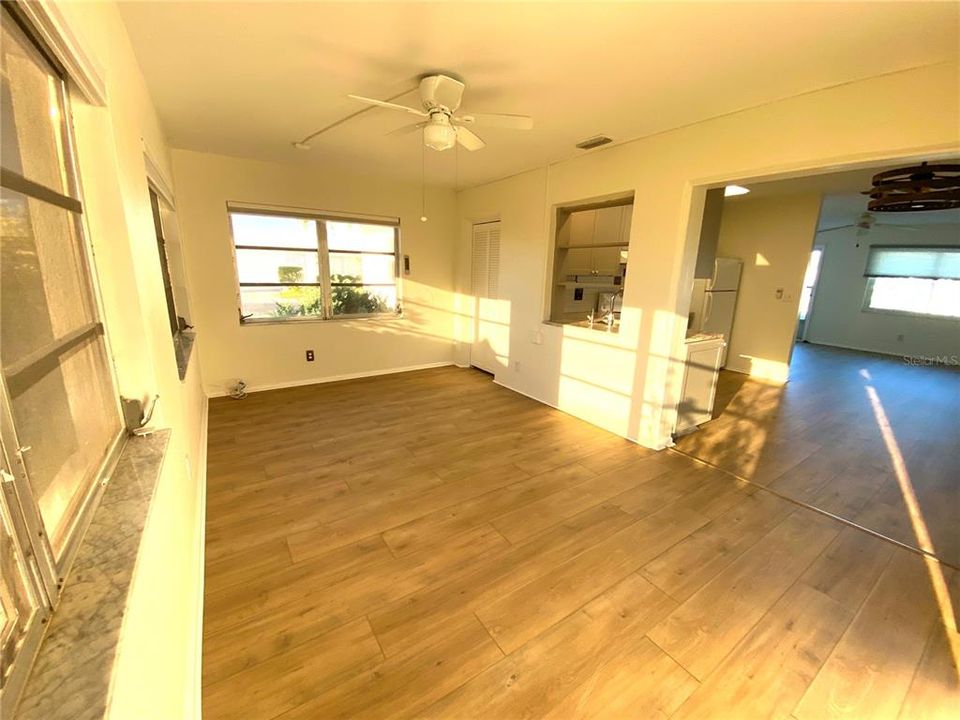 For Sale: $248,000 (2 beds, 1 baths, 1073 Square Feet)