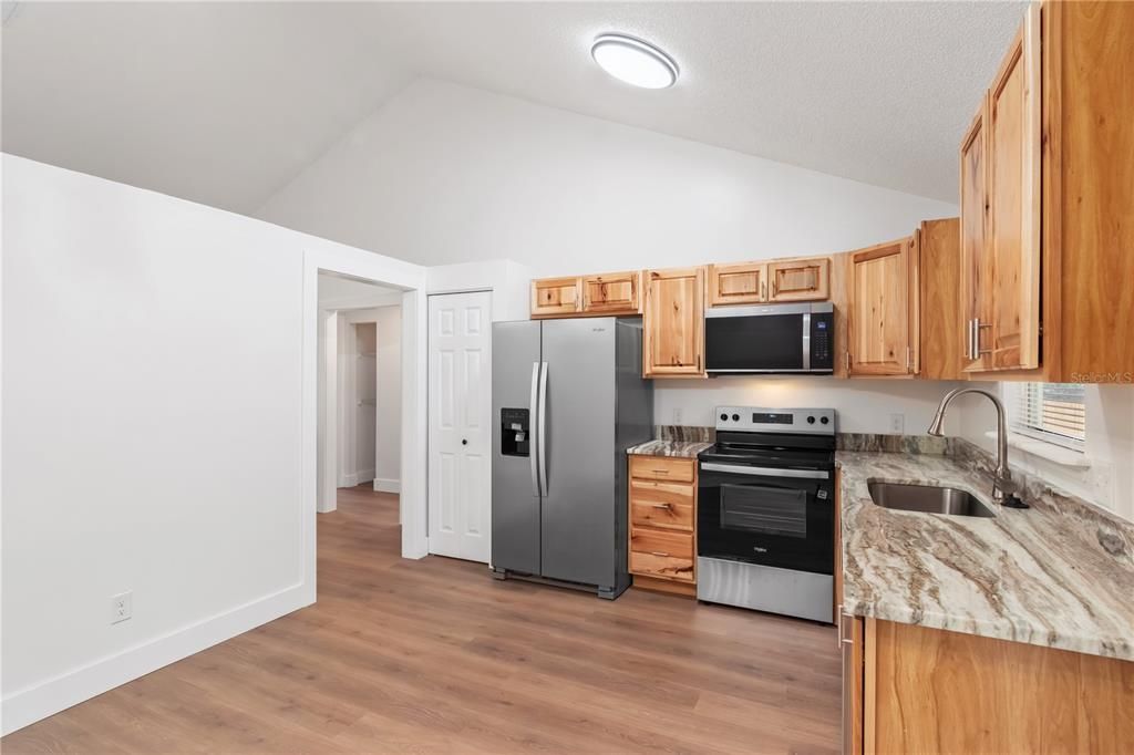 待售: $260,000 (3 贝兹, 2 浴室, 1260 平方英尺)