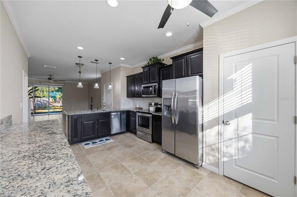 На продажу: $365,000 (3 спален, 2 ванн, 1714 Квадратных фут)