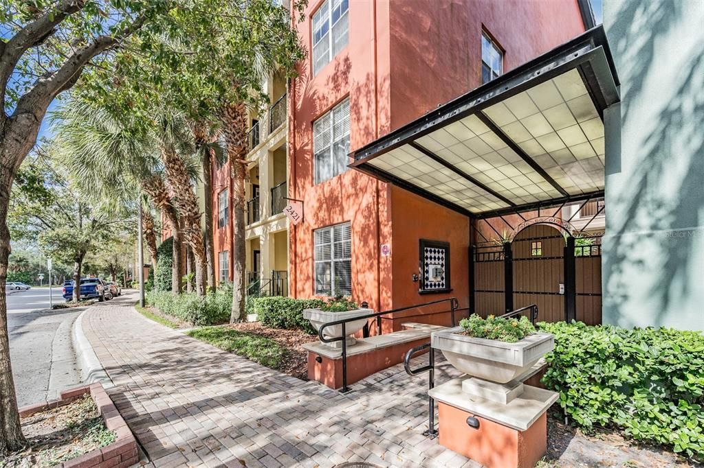 For Sale: $428,000 (2 beds, 2 baths, 1206 Square Feet)