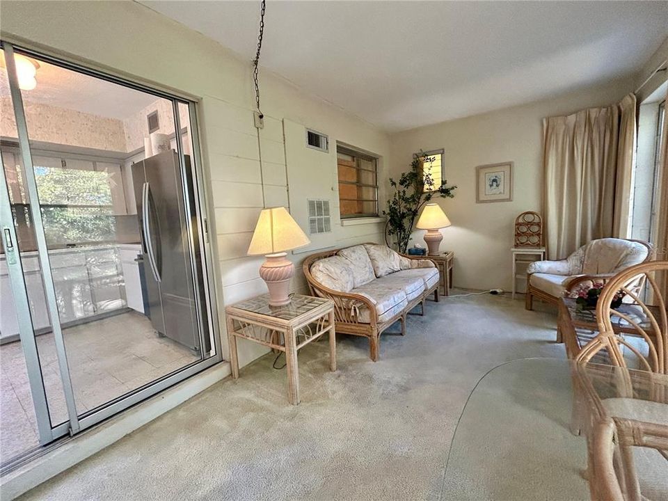 For Sale: $149,900 (2 beds, 2 baths, 1100 Square Feet)