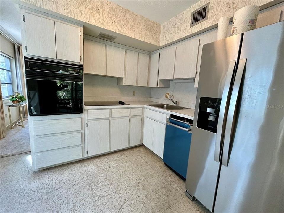 For Sale: $149,900 (2 beds, 2 baths, 1100 Square Feet)