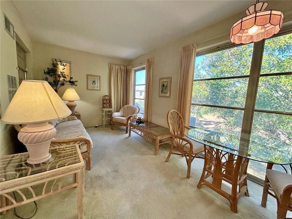 For Sale: $149,900 (2 beds, 2 baths, 1100 Square Feet)