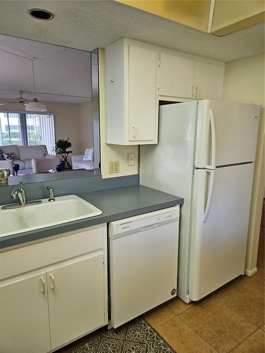 For Sale: $155,600 (2 beds, 1 baths, 1023 Square Feet)