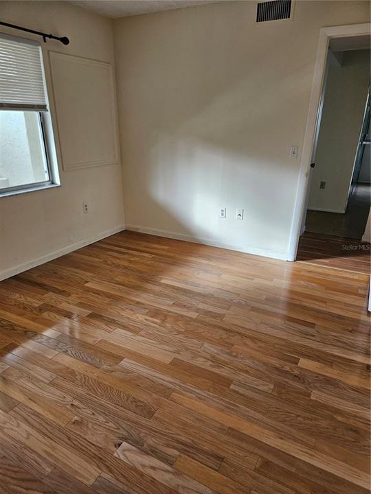 For Sale: $155,600 (2 beds, 1 baths, 1023 Square Feet)