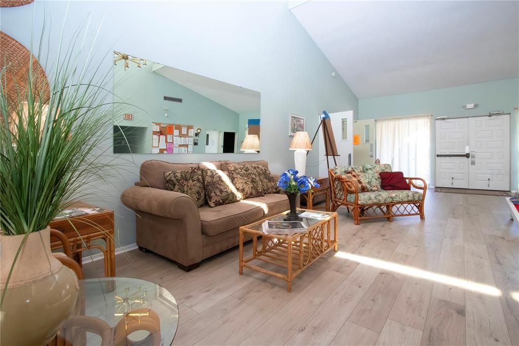 For Sale: $155,600 (2 beds, 1 baths, 1023 Square Feet)