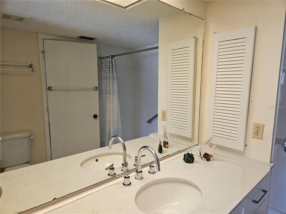 For Sale: $155,600 (2 beds, 1 baths, 1023 Square Feet)