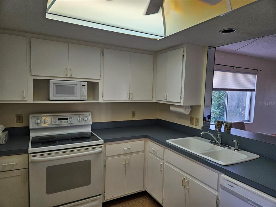 For Sale: $155,600 (2 beds, 1 baths, 1023 Square Feet)