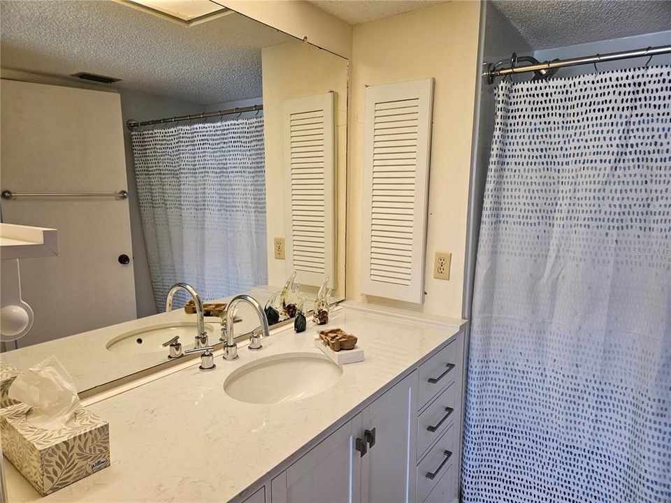 For Sale: $155,600 (2 beds, 1 baths, 1023 Square Feet)