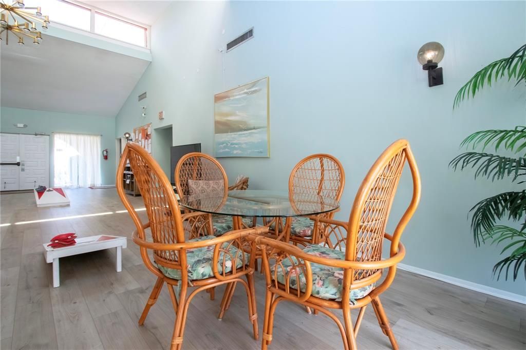 For Sale: $155,600 (2 beds, 1 baths, 1023 Square Feet)