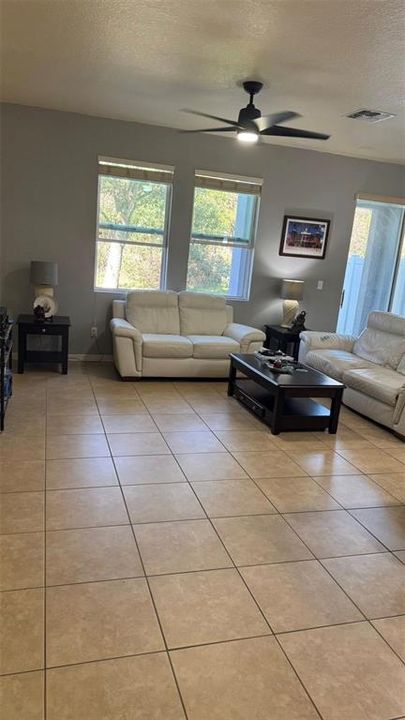 En Venta: $365,000 (3 camas, 2 baños, 1764 Pies cuadrados)