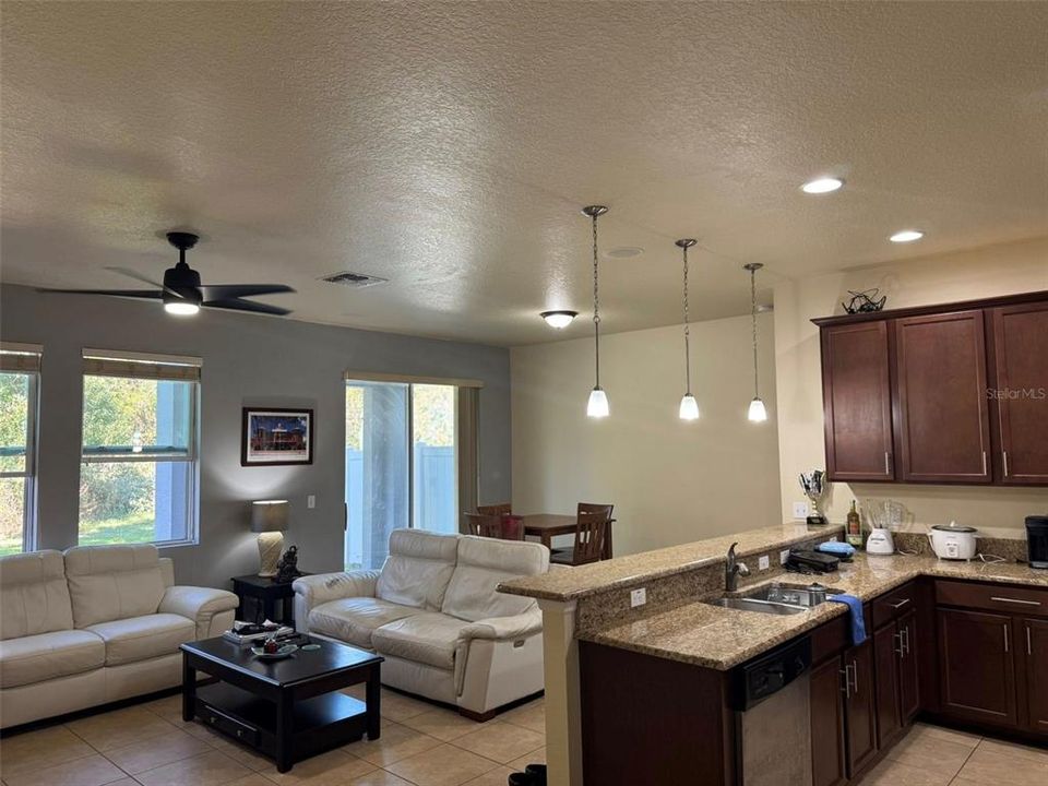 En Venta: $365,000 (3 camas, 2 baños, 1764 Pies cuadrados)