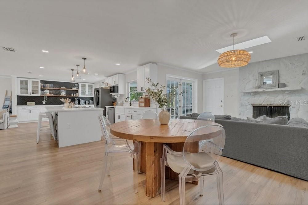 На продажу: $1,199,999 (4 спален, 2 ванн, 2058 Квадратных фут)