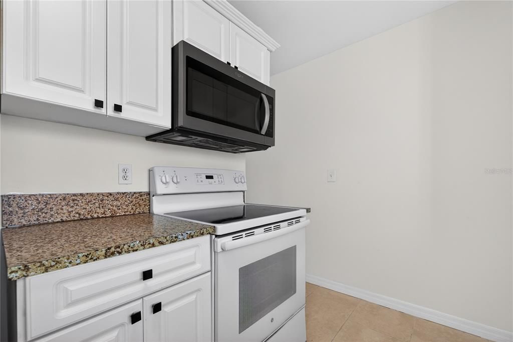 出租: $1,800 (2 贝兹, 1 浴室, 825 平方英尺)