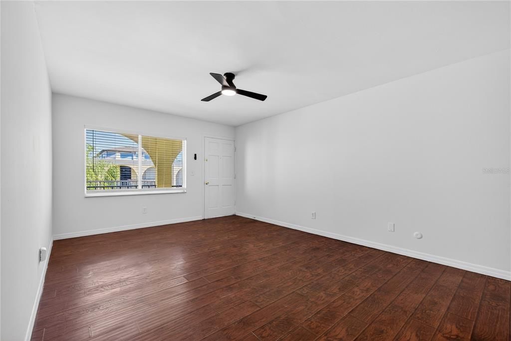 出租: $1,800 (2 贝兹, 1 浴室, 825 平方英尺)