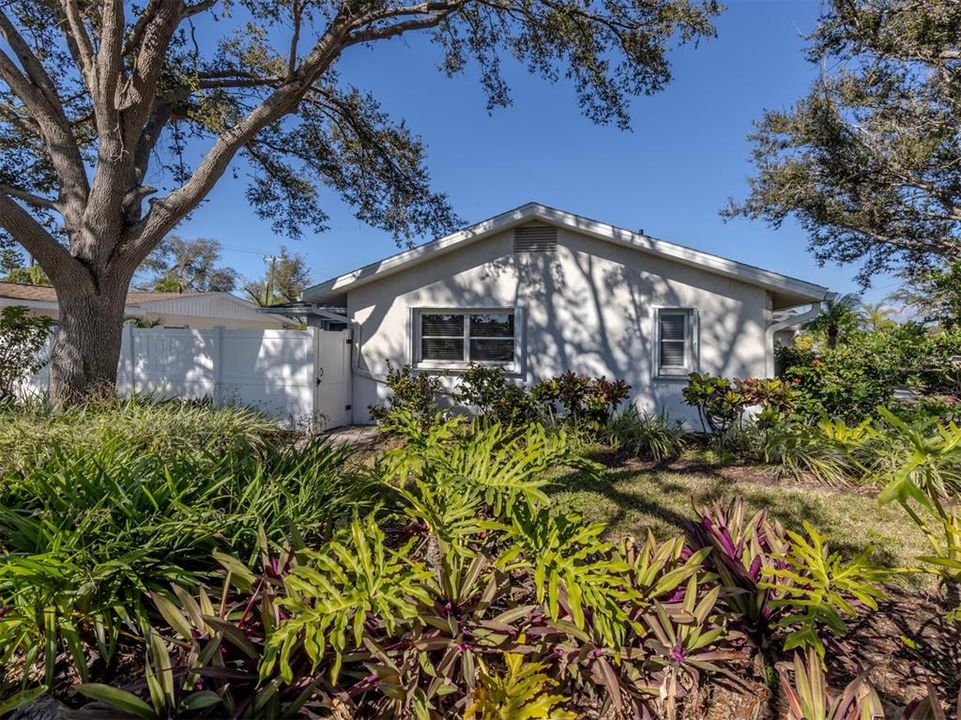 For Sale: $615,000 (2 beds, 2 baths, 1336 Square Feet)