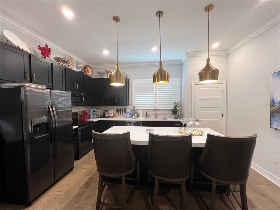 出租: $4,600 (4 贝兹, 3 浴室, 2210 平方英尺)