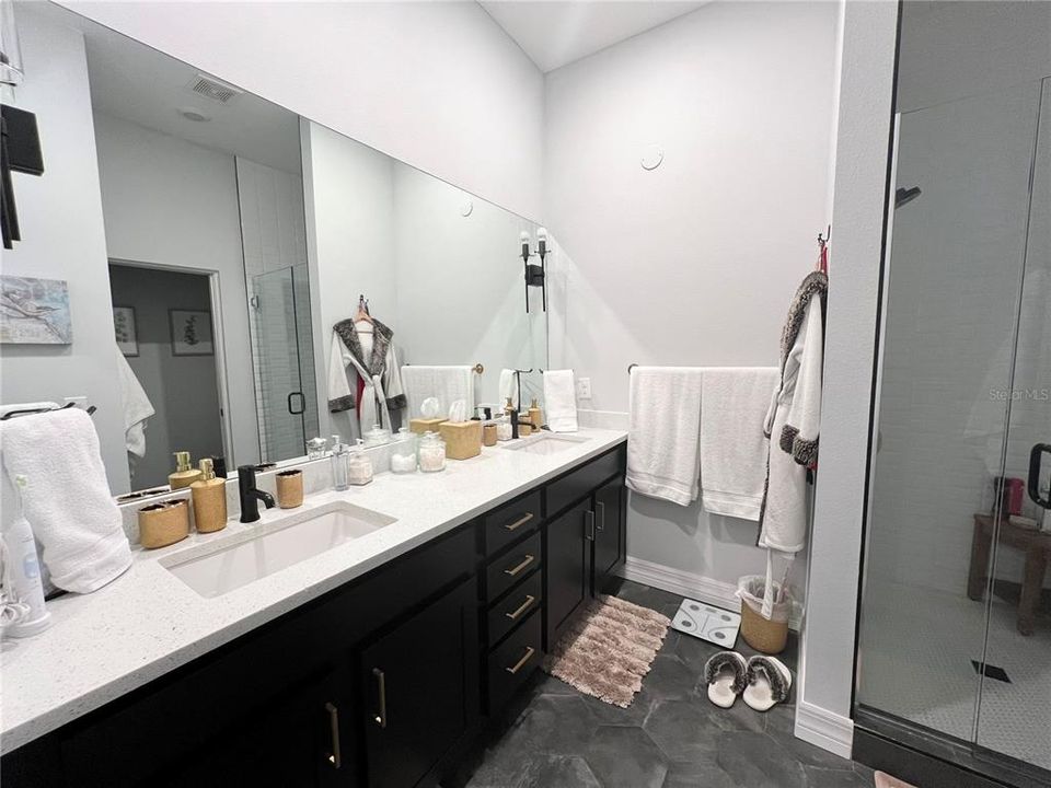 出租: $4,600 (4 贝兹, 3 浴室, 2210 平方英尺)