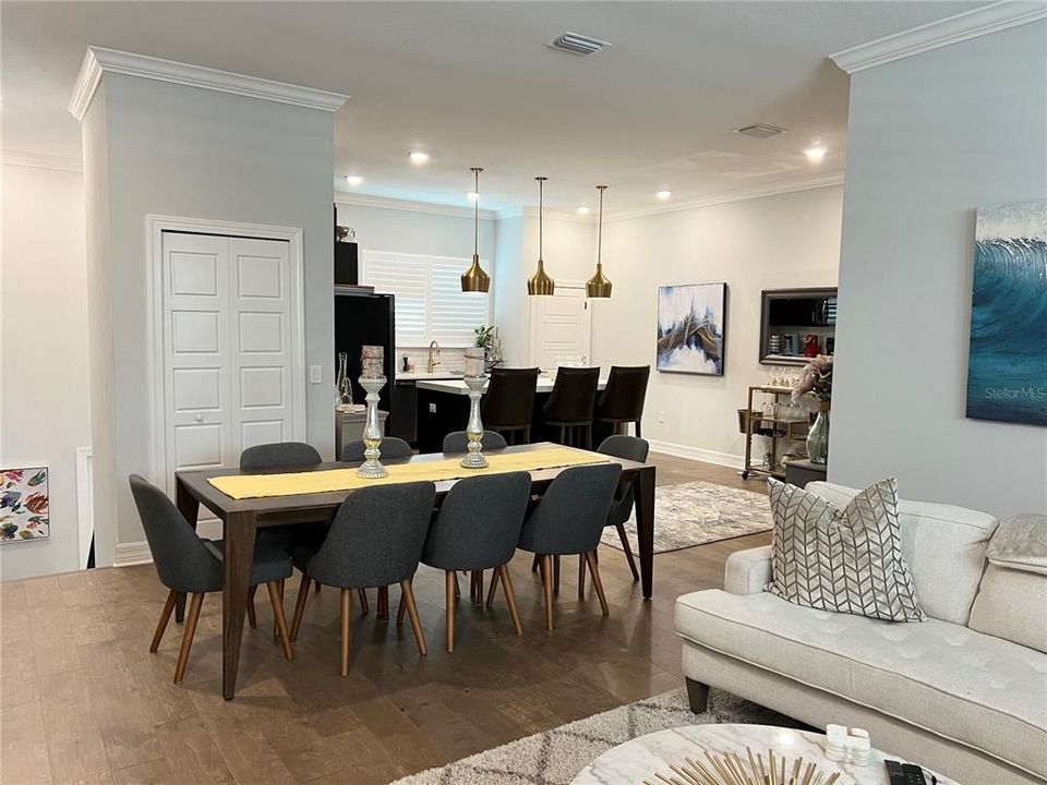 出租: $4,600 (4 贝兹, 3 浴室, 2210 平方英尺)