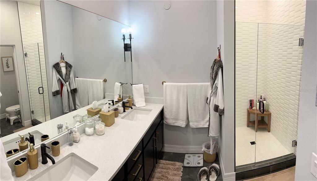 出租: $4,600 (4 贝兹, 3 浴室, 2210 平方英尺)