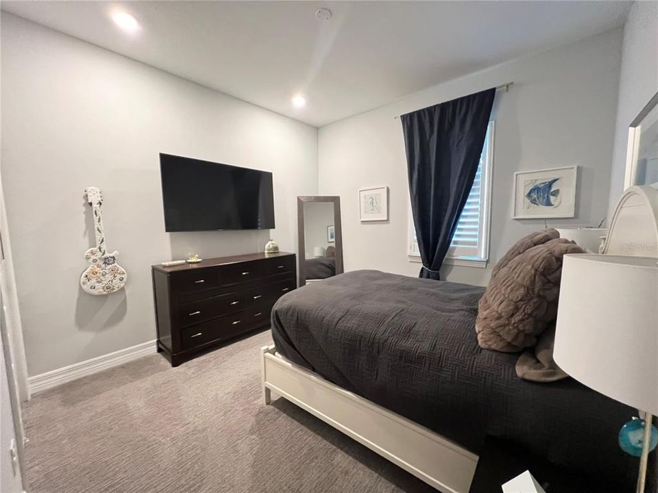 出租: $4,600 (4 贝兹, 3 浴室, 2210 平方英尺)