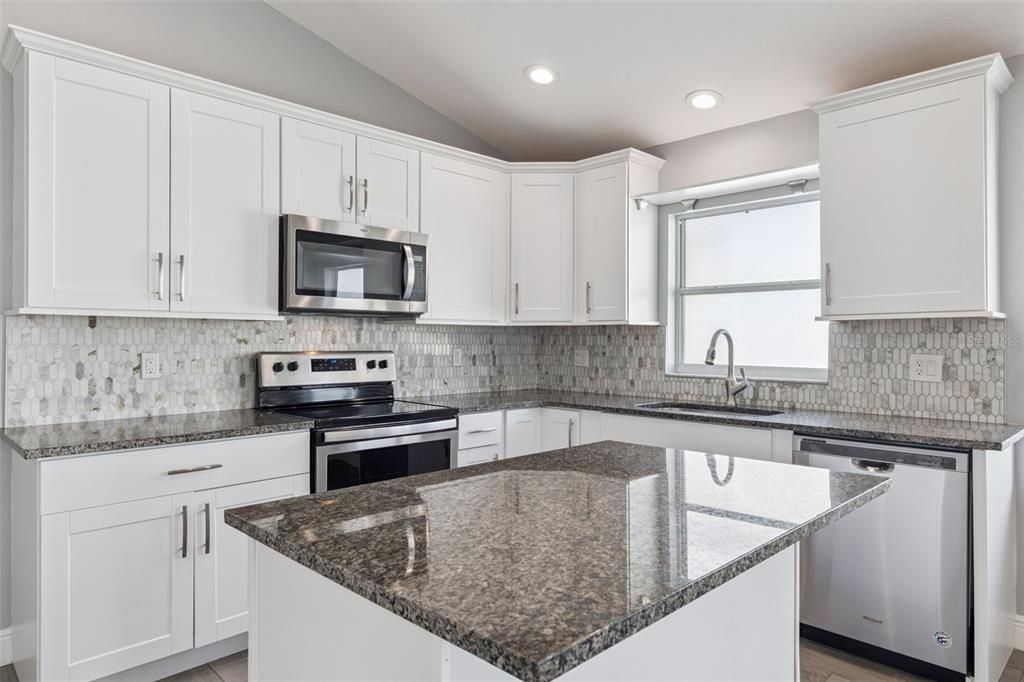 На продажу: $465,000 (4 спален, 2 ванн, 1914 Квадратных фут)