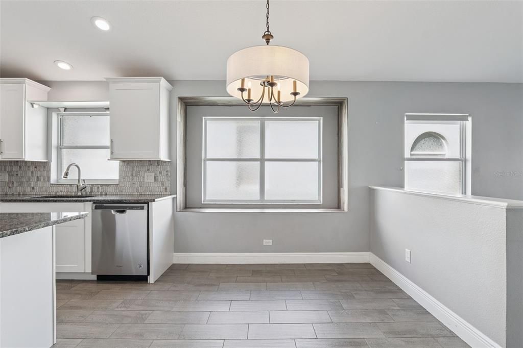 На продажу: $465,000 (4 спален, 2 ванн, 1914 Квадратных фут)