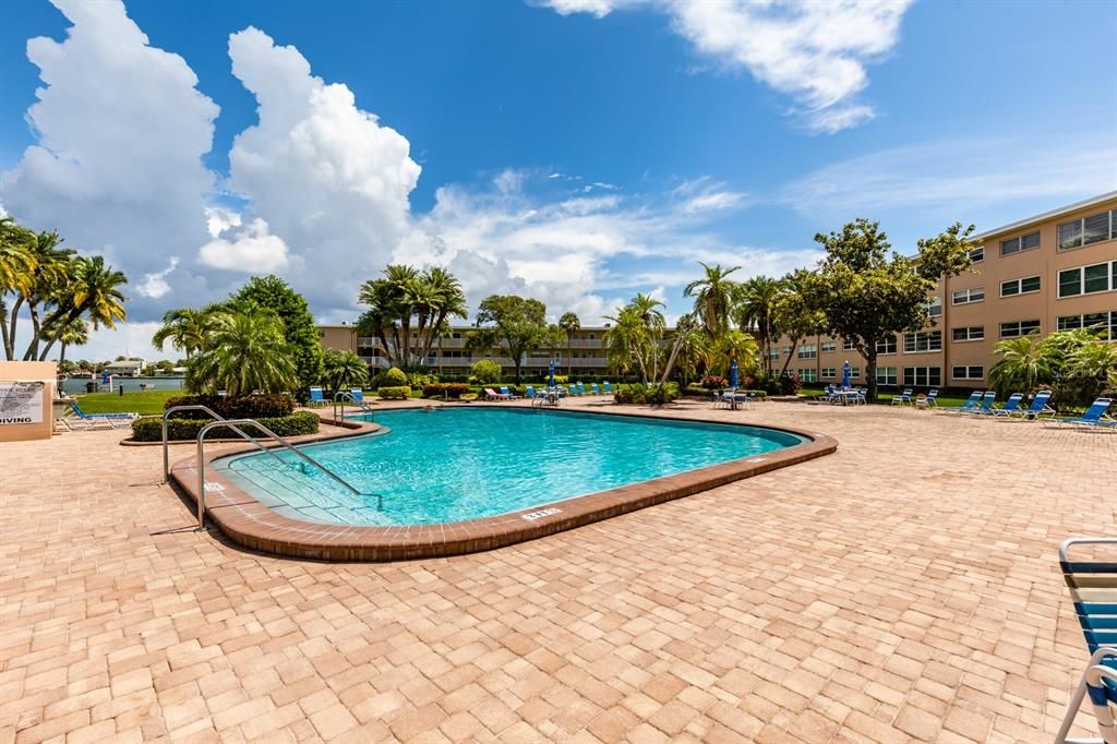 待售: $349,900 (2 贝兹, 2 浴室, 1040 平方英尺)