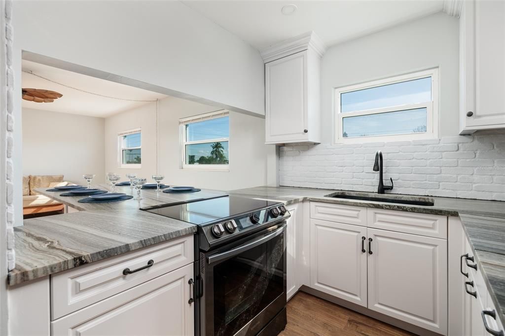 待售: $349,900 (2 贝兹, 2 浴室, 1040 平方英尺)