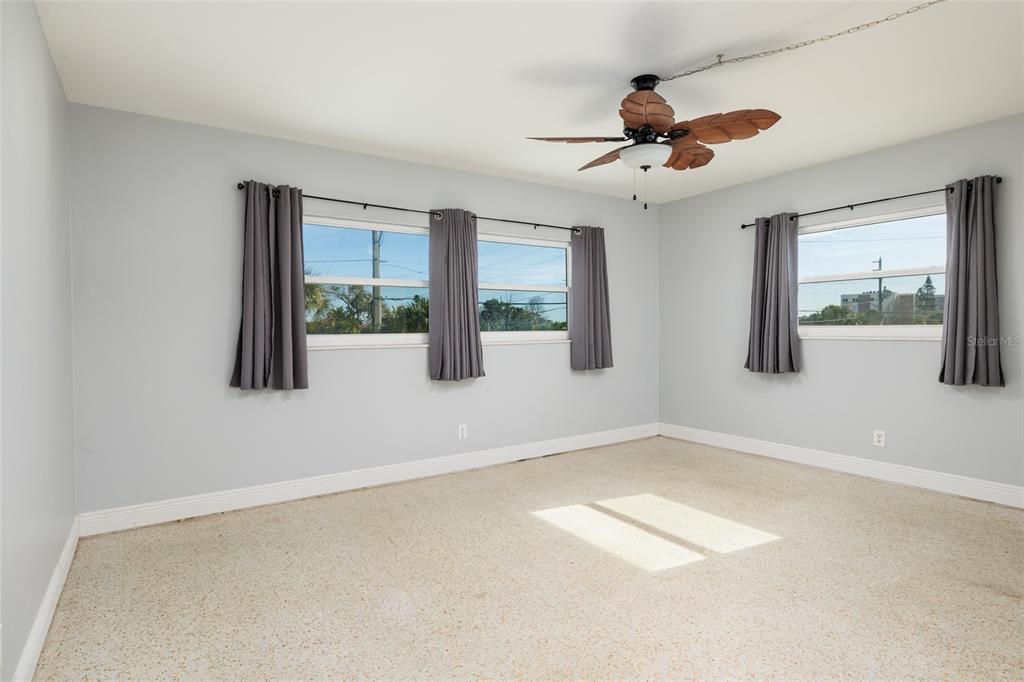 待售: $349,900 (2 贝兹, 2 浴室, 1040 平方英尺)