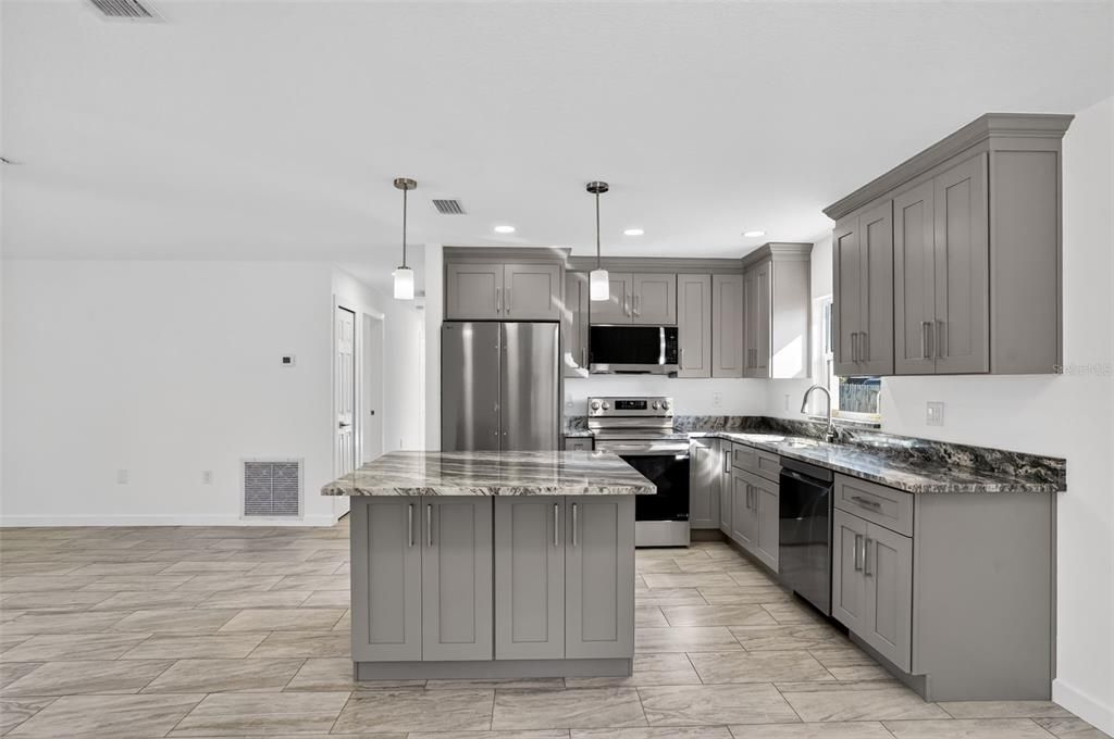 待售: $350,000 (3 贝兹, 2 浴室, 1335 平方英尺)