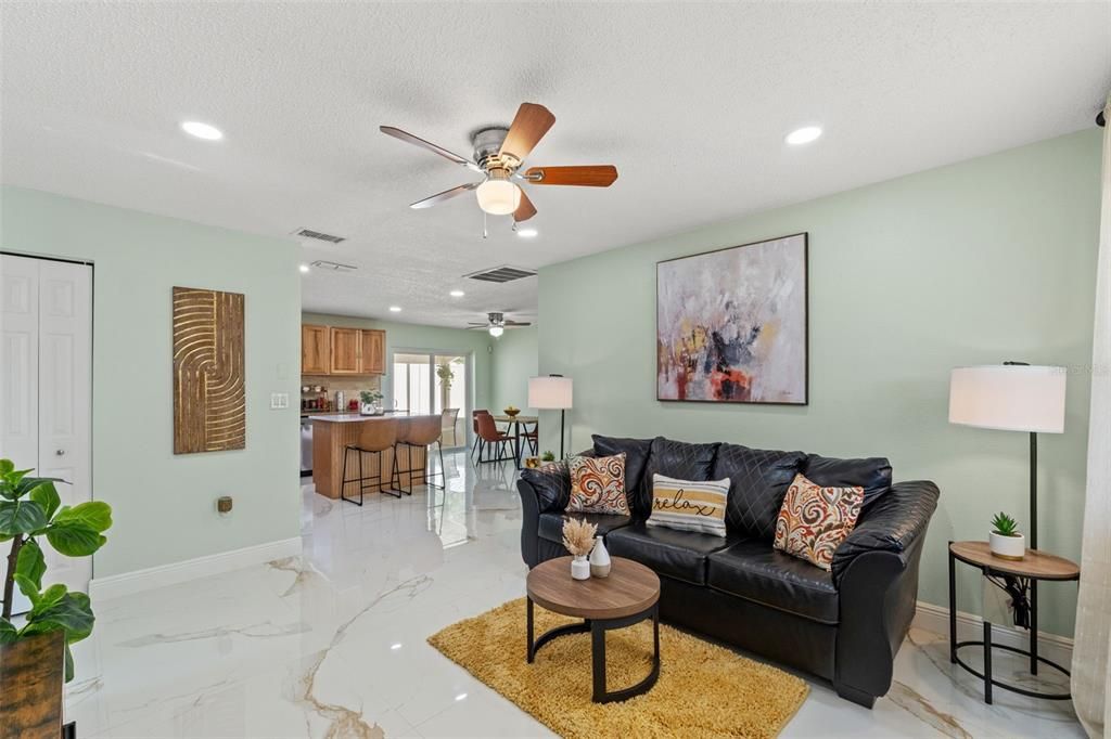 В аренду: $2,100 (2 спален, 1 ванн, 926 Квадратных фут)