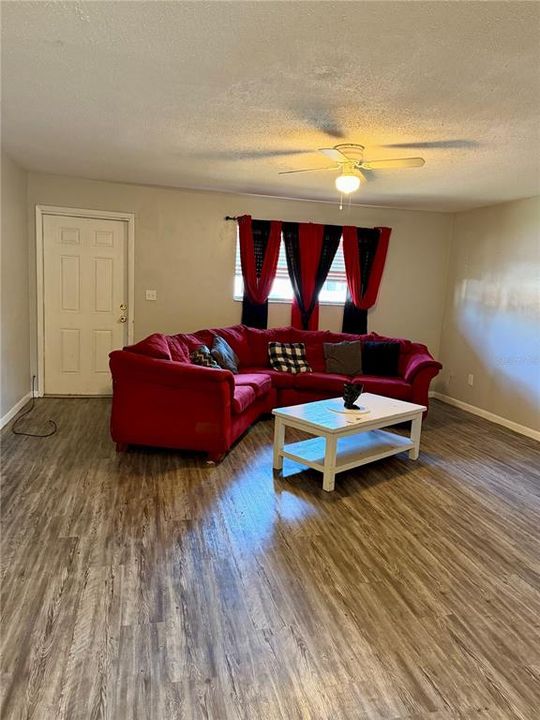 En Renta: $2,490 (3 camas, 2 baños, 1111 Pies cuadrados)