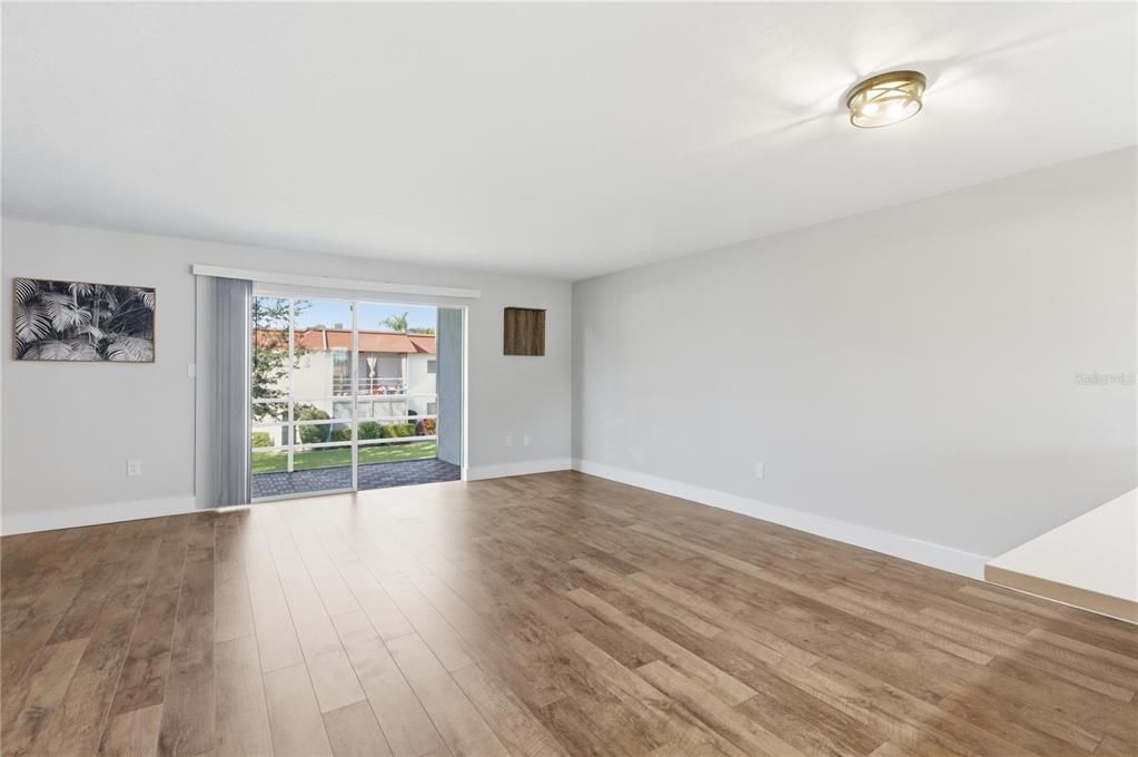 待售: $193,849 (2 贝兹, 2 浴室, 977 平方英尺)