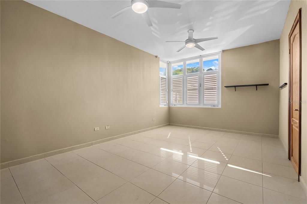 На продажу: $975,000 (4 спален, 4 ванн, 3569 Квадратных фут)