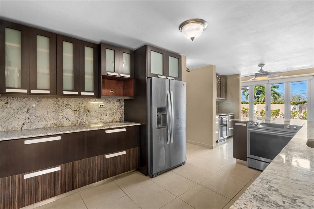 На продажу: $975,000 (4 спален, 4 ванн, 3569 Квадратных фут)