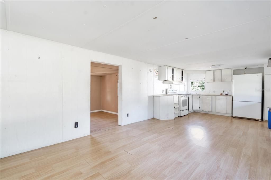 For Sale: $285,000 (3 beds, 1 baths, 992 Square Feet)