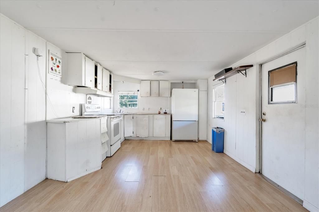 For Sale: $285,000 (3 beds, 1 baths, 992 Square Feet)