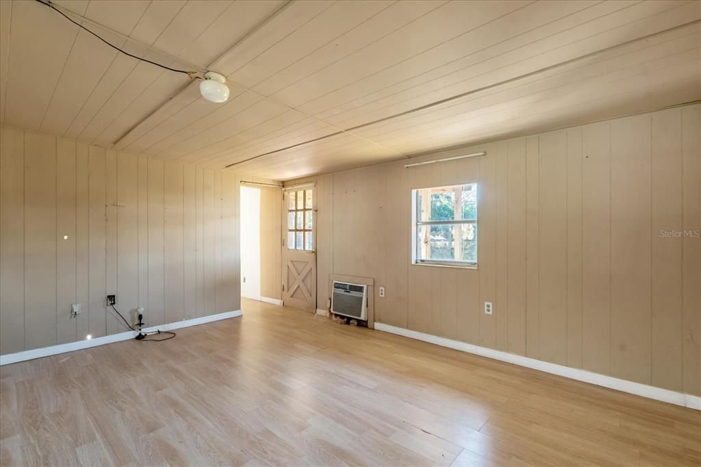 For Sale: $285,000 (3 beds, 1 baths, 992 Square Feet)