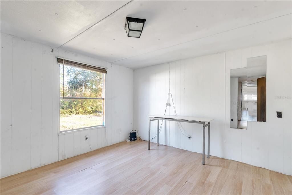 For Sale: $285,000 (3 beds, 1 baths, 992 Square Feet)