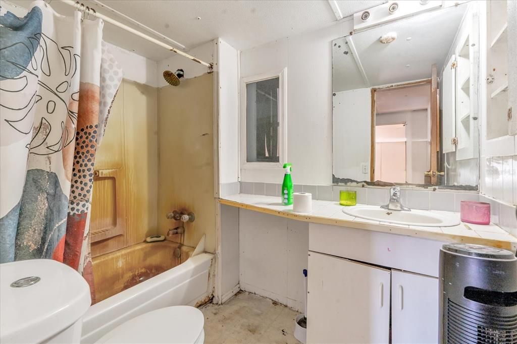 For Sale: $285,000 (3 beds, 1 baths, 992 Square Feet)