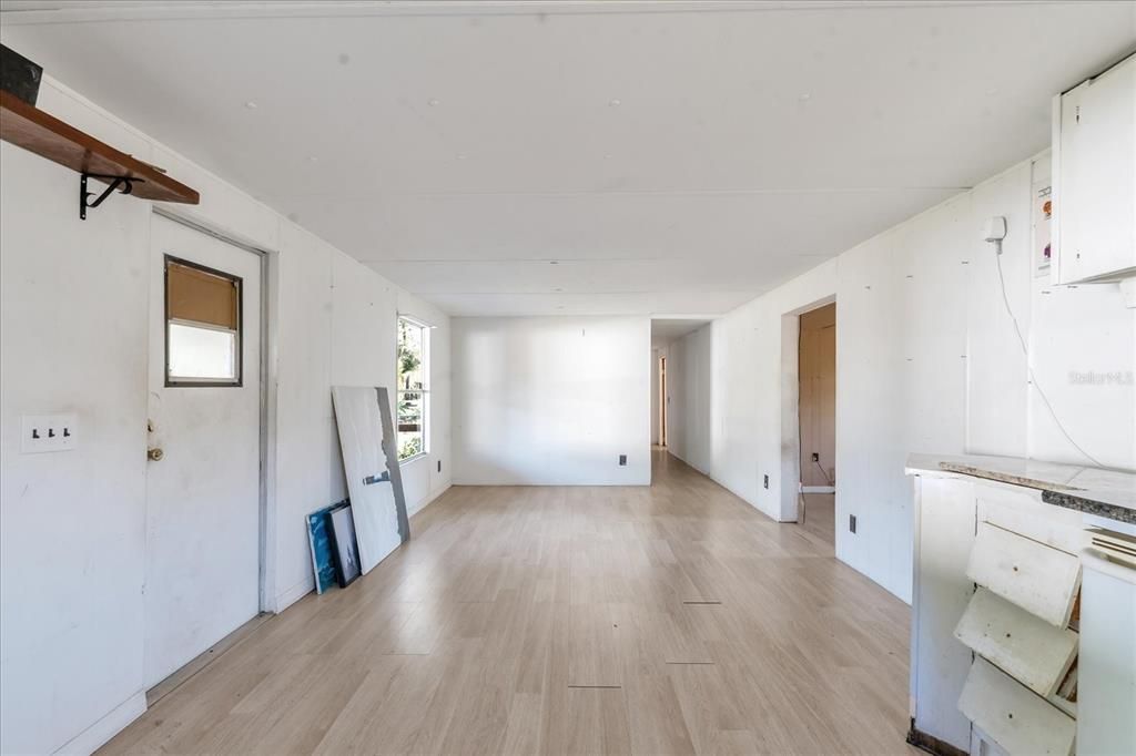 For Sale: $285,000 (3 beds, 1 baths, 992 Square Feet)