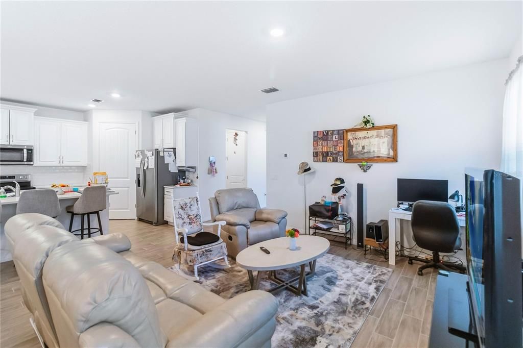 For Sale: $370,000 (2 beds, 2 baths, 1822 Square Feet)