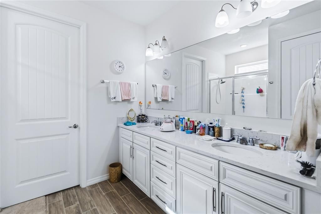 For Sale: $370,000 (2 beds, 2 baths, 1822 Square Feet)