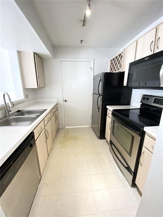 For Sale: $138,000 (1 beds, 1 baths, 678 Square Feet)