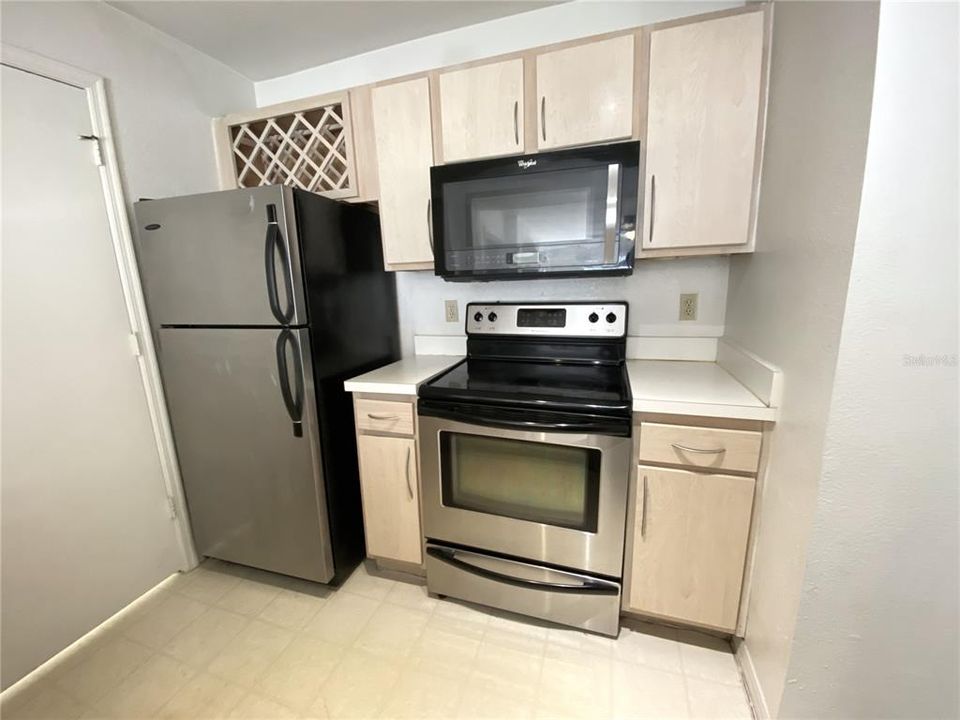 For Sale: $138,000 (1 beds, 1 baths, 678 Square Feet)