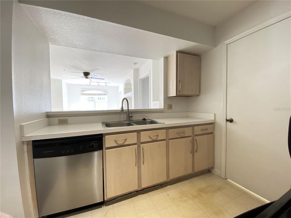 For Sale: $138,000 (1 beds, 1 baths, 678 Square Feet)
