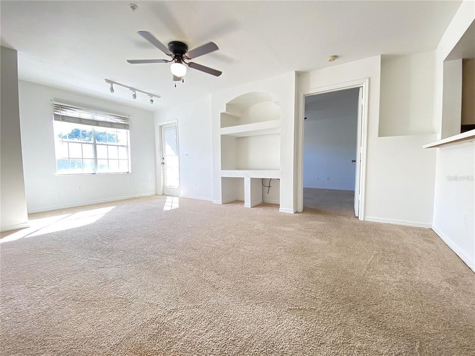 For Sale: $138,000 (1 beds, 1 baths, 678 Square Feet)