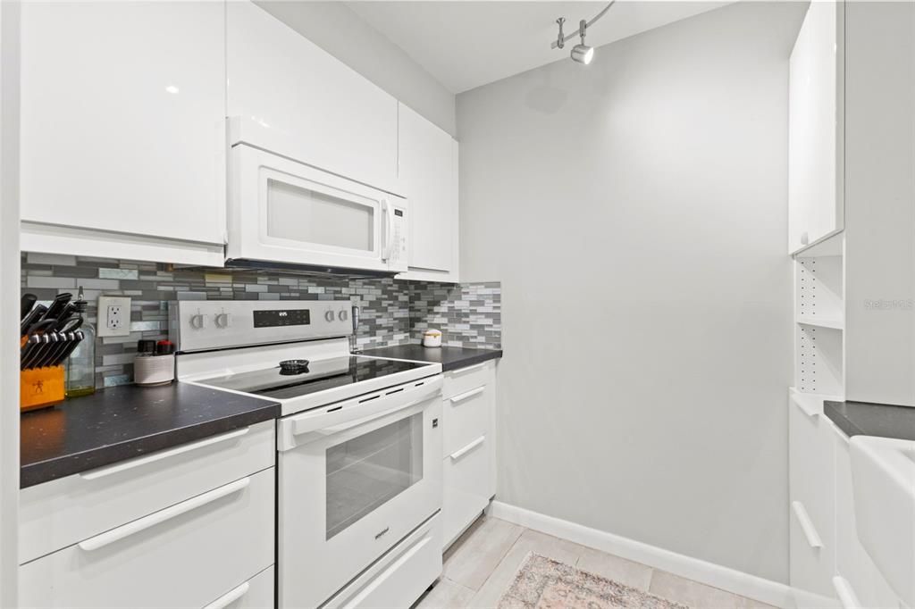 For Sale: $329,000 (2 beds, 2 baths, 1396 Square Feet)