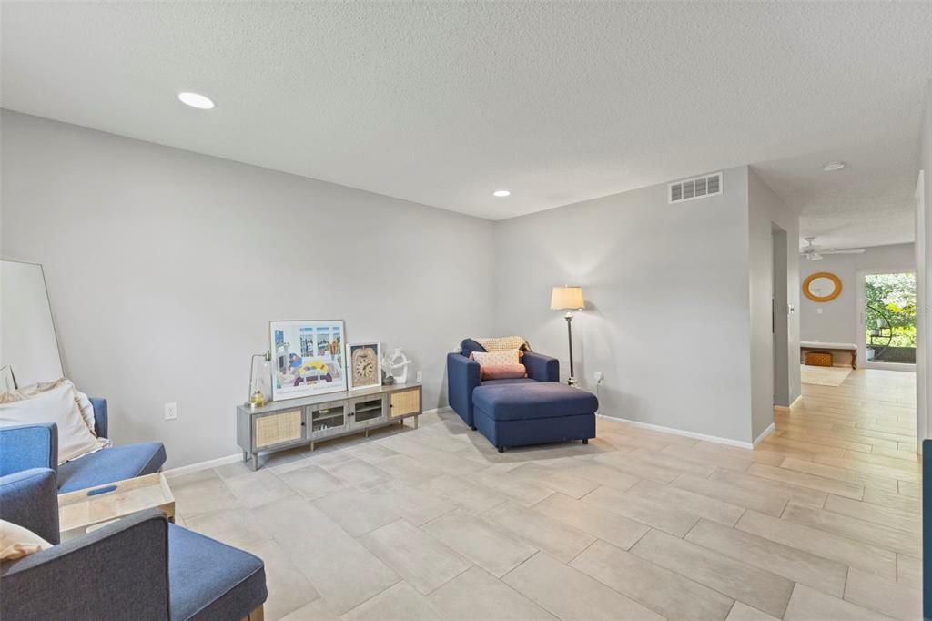 For Sale: $329,000 (2 beds, 2 baths, 1396 Square Feet)